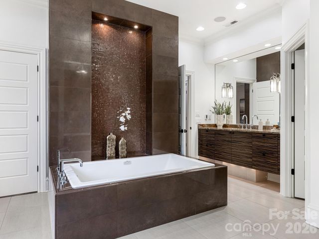 6323 Saint Stephen Lane, Charlotte, NC 28210