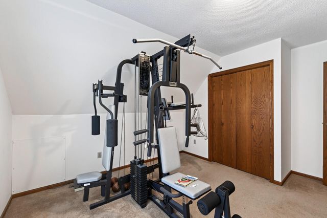 2597 Hayward Avenue N, Oakdale, MN 55128