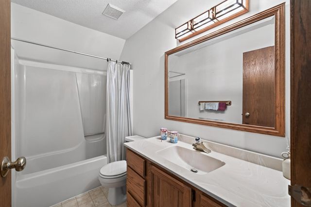2597 Hayward Avenue N, Oakdale, MN 55128