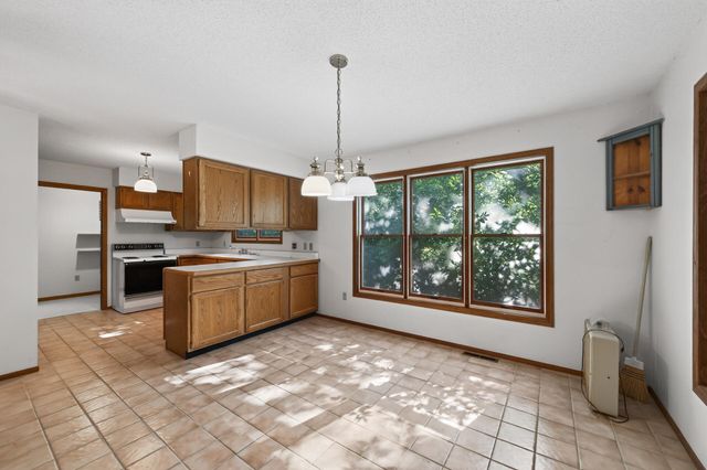 2597 Hayward Avenue N, Oakdale, MN 55128