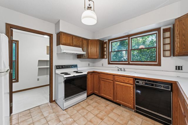 2597 Hayward Avenue N, Oakdale, MN 55128