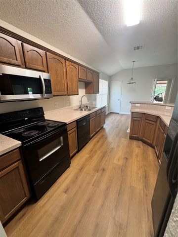 195 Rolling Court, Lancaster, TX 75146