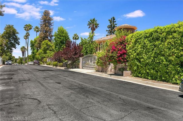 5117 Lubao Avenue, Woodland Hills, CA 91364
