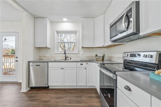 1218 NW Golfview Drive, Grain Valley, MO 64029