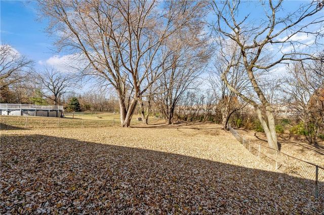 1218 NW Golfview Drive, Grain Valley, MO 64029