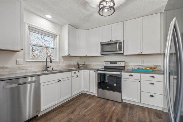 1218 NW Golfview Drive, Grain Valley, MO 64029