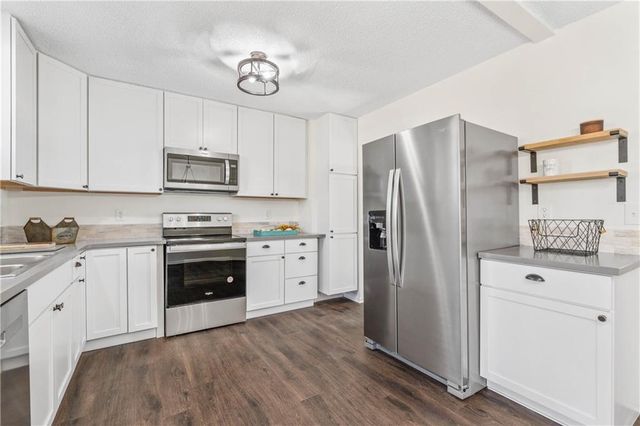 1218 NW Golfview Drive, Grain Valley, MO 64029