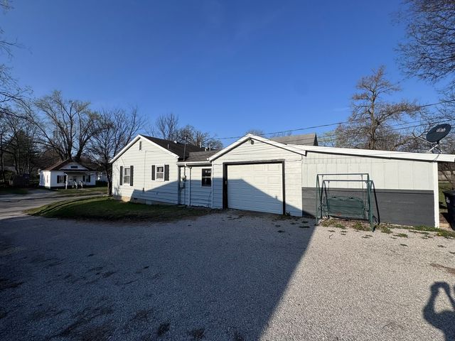 212 W Allmon Street, Salem, IL 62881