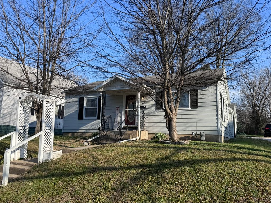 Image 2 of property listing at 212 W Allmon Street, Salem, IL 62881