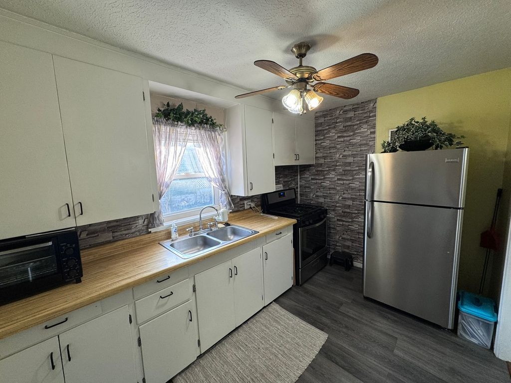 Image 12 of property listing at 212 W Allmon Street, Salem, IL 62881