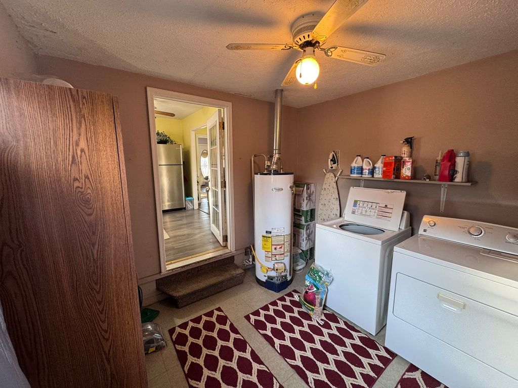 Image 16 of property listing at 212 W Allmon Street, Salem, IL 62881