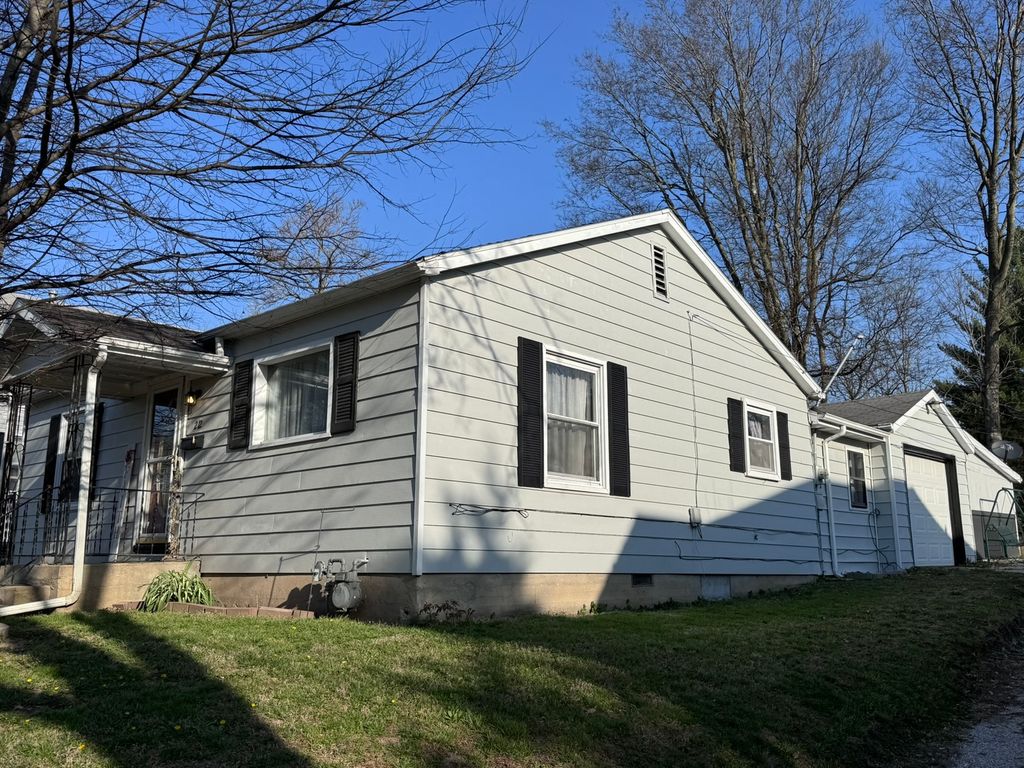 Image 3 of property listing at 212 W Allmon Street, Salem, IL 62881