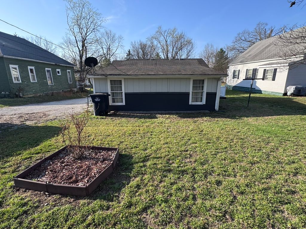 Image 26 of property listing at 212 W Allmon Street, Salem, IL 62881