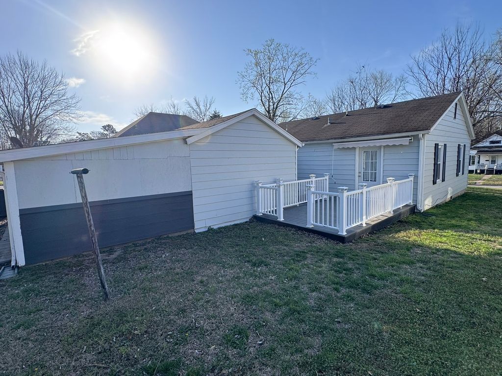 Image 30 of property listing at 212 W Allmon Street, Salem, IL 62881