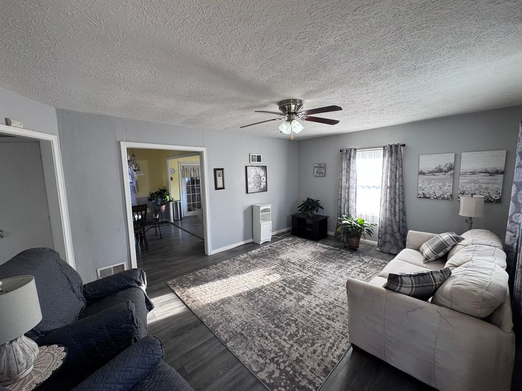 Image 5 of property listing at 212 W Allmon Street, Salem, IL 62881