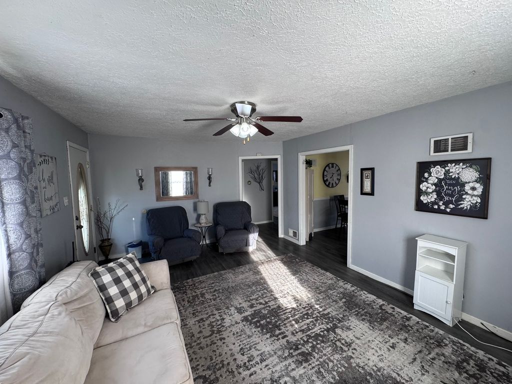 Image 7 of property listing at 212 W Allmon Street, Salem, IL 62881