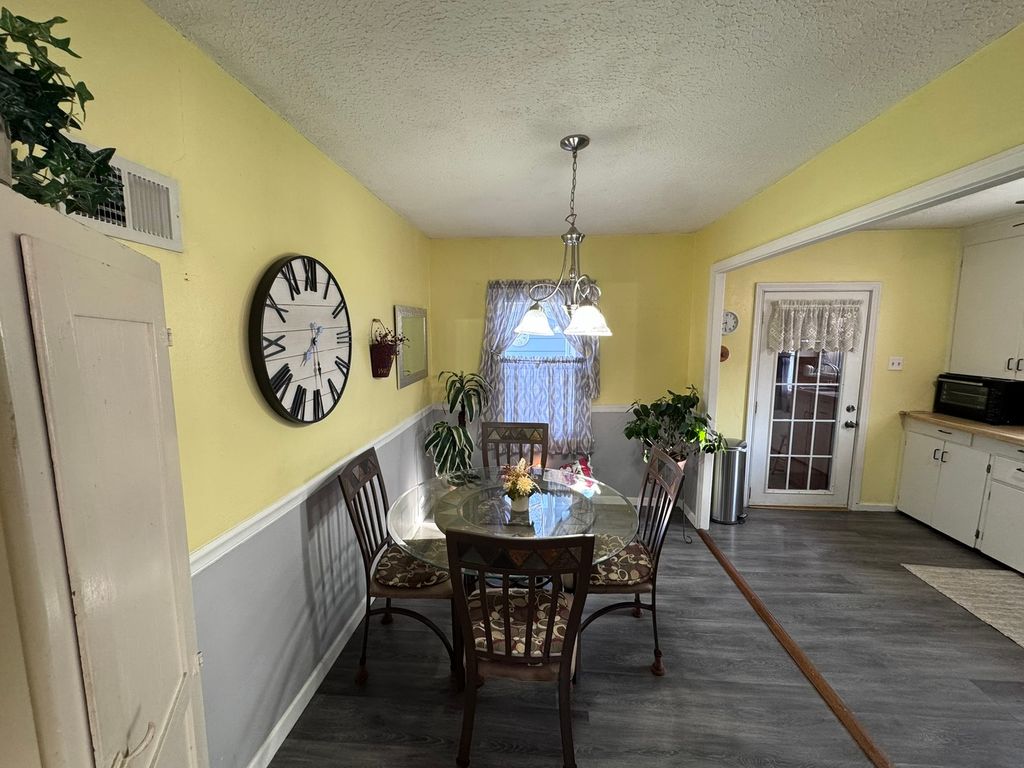 Image 8 of property listing at 212 W Allmon Street, Salem, IL 62881