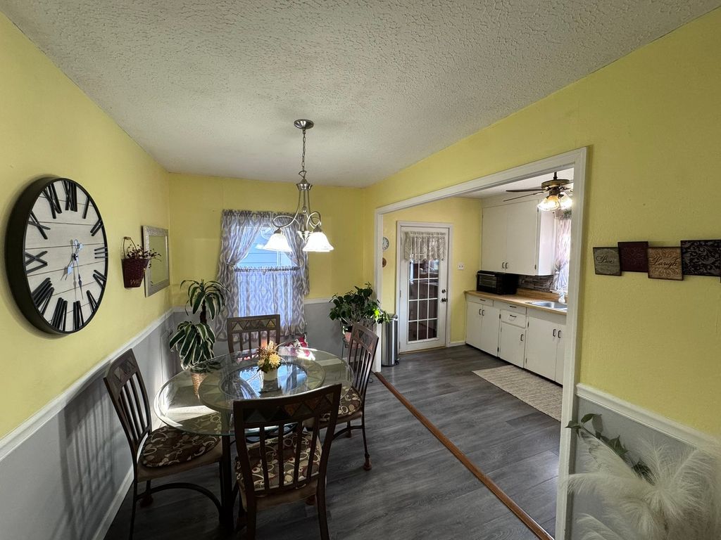 Image 9 of property listing at 212 W Allmon Street, Salem, IL 62881