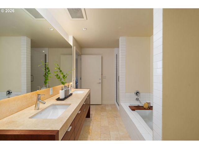 836 S CURRY St 1508, Portland, OR 97239