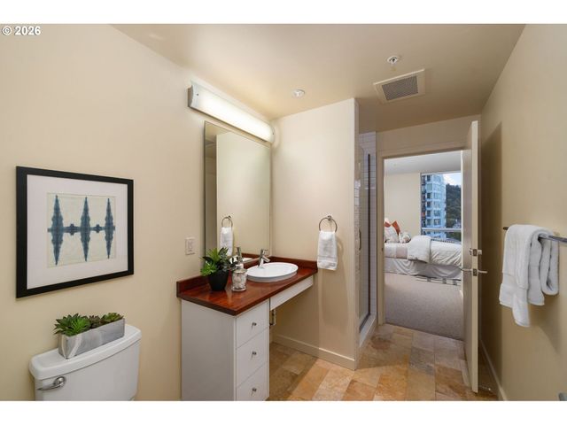 836 S CURRY St 1508, Portland, OR 97239
