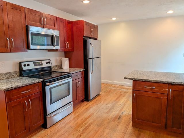12 Woodbury Ct 12, Salem, MA 01970