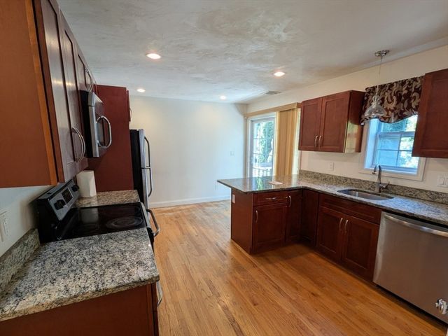 12 Woodbury Ct 12, Salem, MA 01970