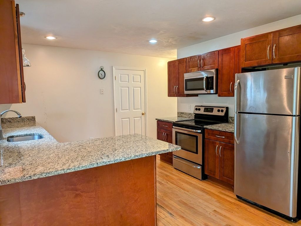 12 Woodbury Ct 12, Salem, MA 01970