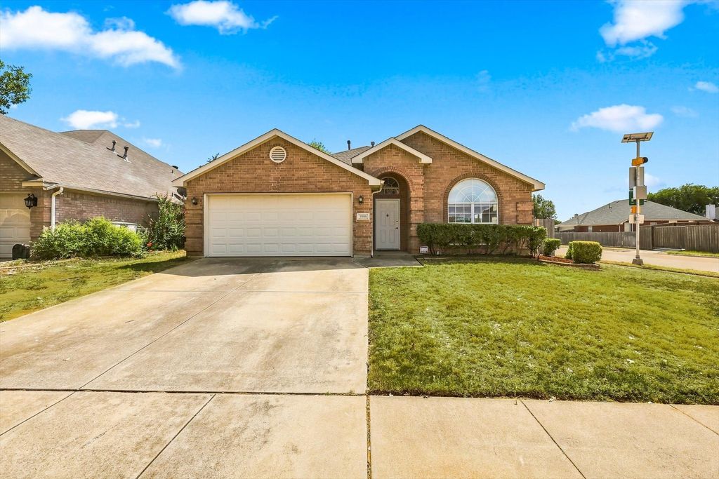8900 San Joaquin Trail, Fort Worth, TX 76118 — exterior