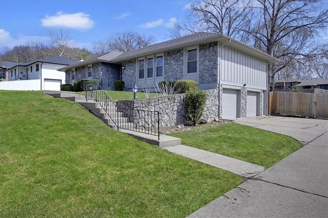 2511 S 14th Street, Leavenworth, KS 66048