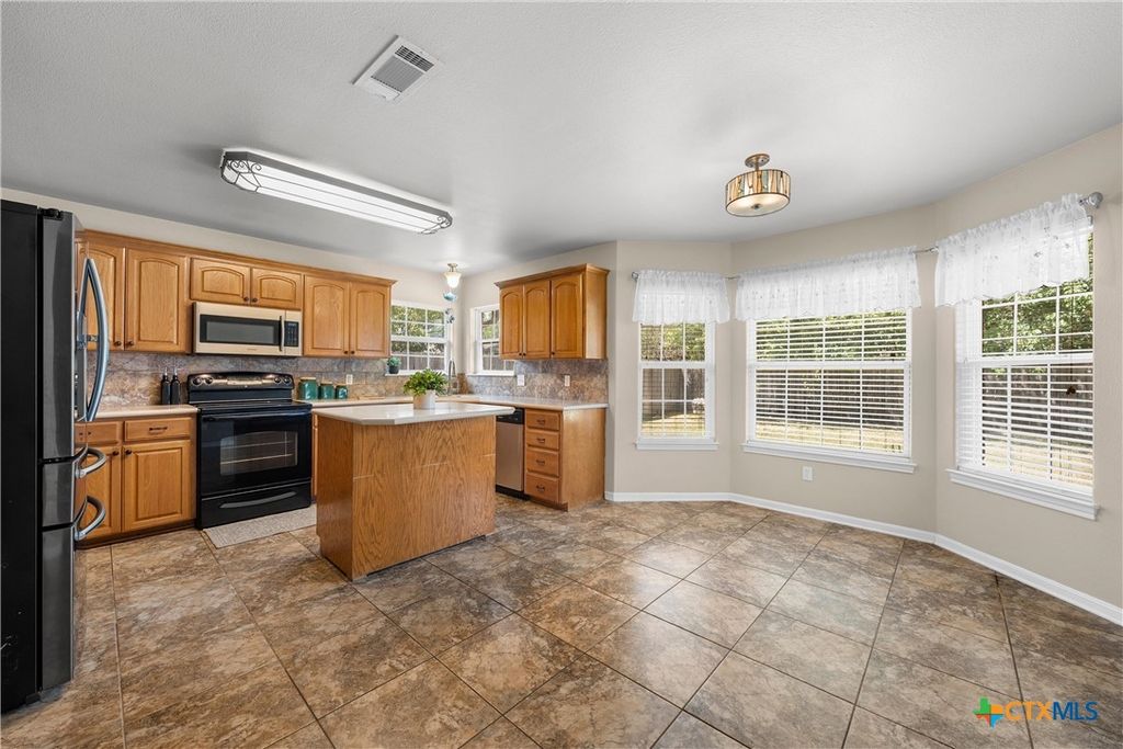 Image 12 of property listing at 112 Arbor Drive, Little River Academy, TX 76554