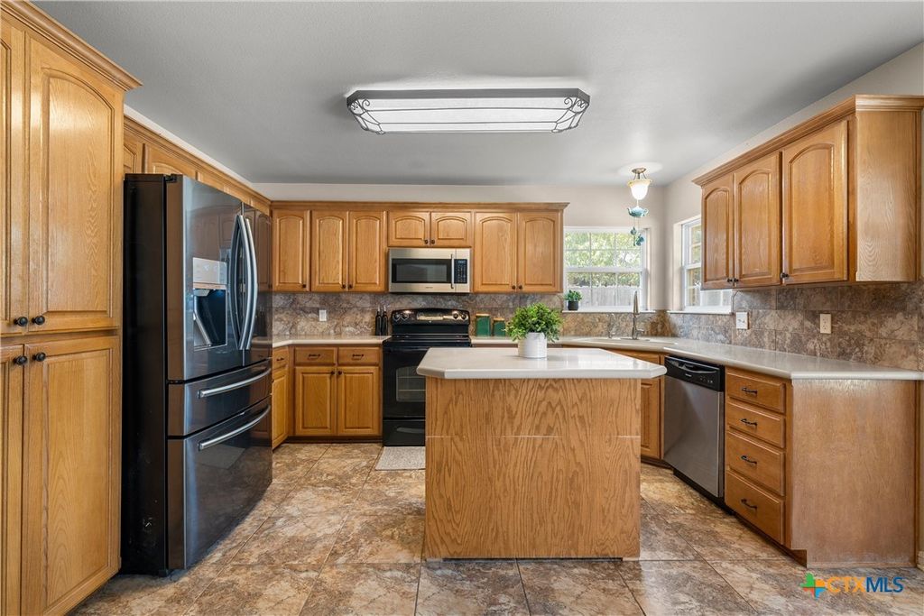 Image 14 of property listing at 112 Arbor Drive, Little River Academy, TX 76554