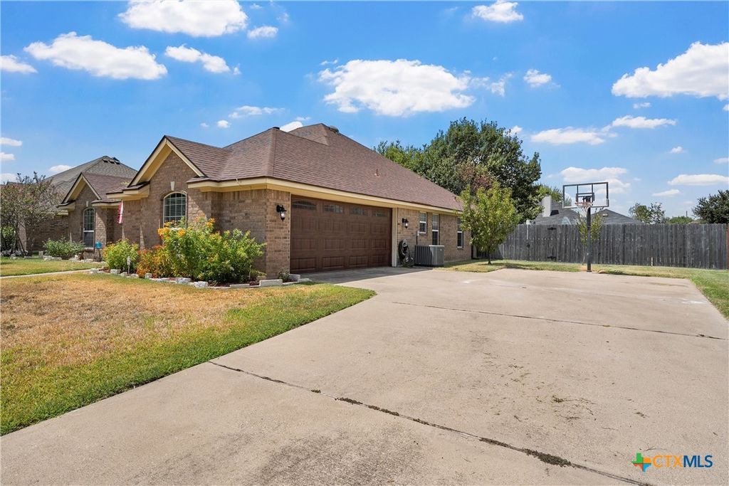 Image 36 of property listing at 112 Arbor Drive, Little River Academy, TX 76554