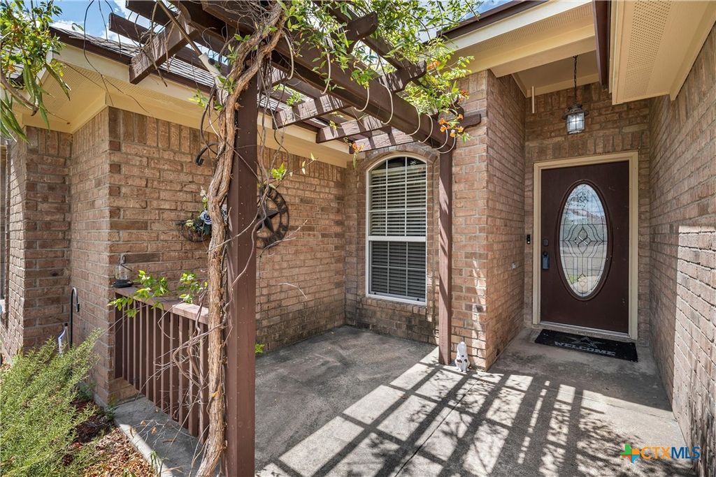 Image 5 of property listing at 112 Arbor Drive, Little River Academy, TX 76554