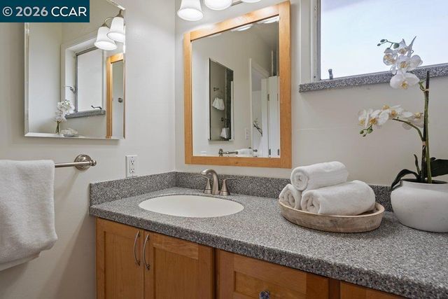 1 Kayser Ct, Walnut Creek, CA 94596