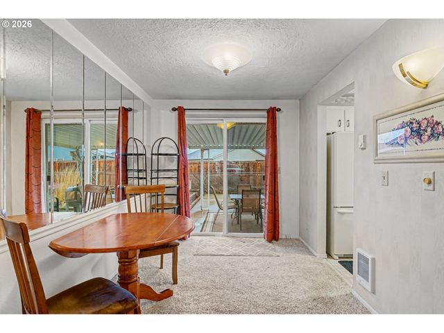 2160 SANTIAM Dr, Woodburn, OR 97071