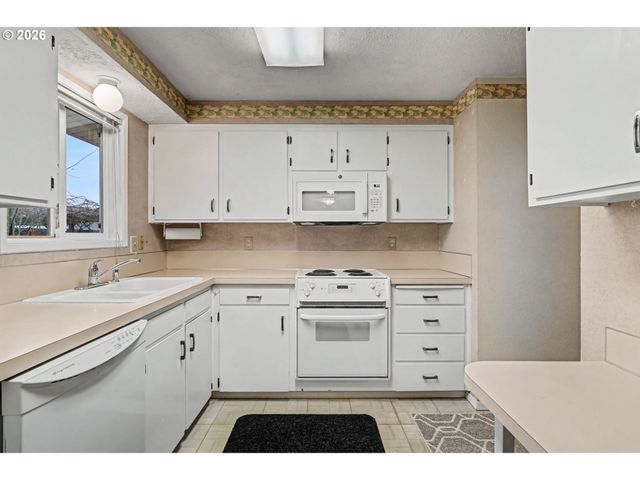 2160 SANTIAM Dr, Woodburn, OR 97071