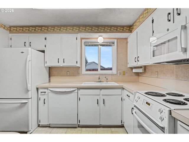 2160 SANTIAM Dr, Woodburn, OR 97071