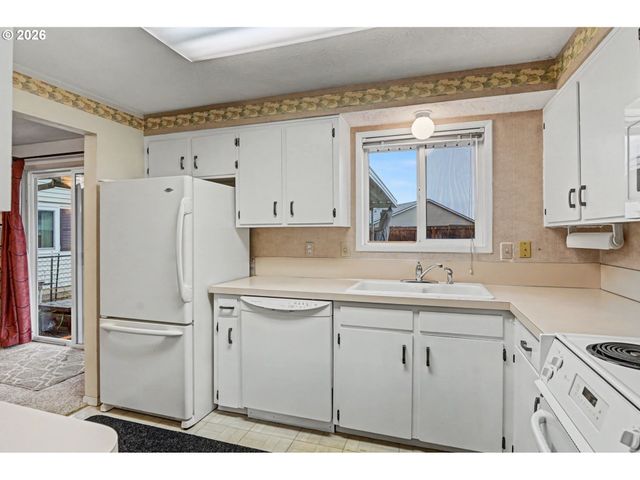 2160 SANTIAM Dr, Woodburn, OR 97071