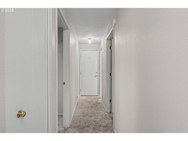 2160 SANTIAM Dr, Woodburn, OR 97071