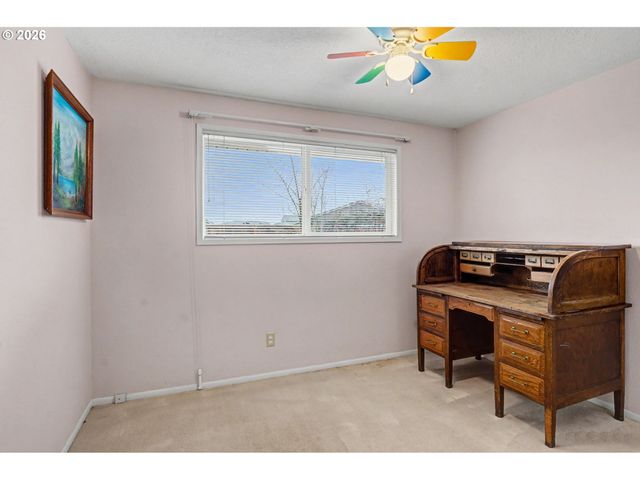 2160 SANTIAM Dr, Woodburn, OR 97071