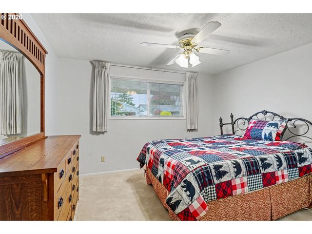 2160 SANTIAM Dr, Woodburn, OR 97071