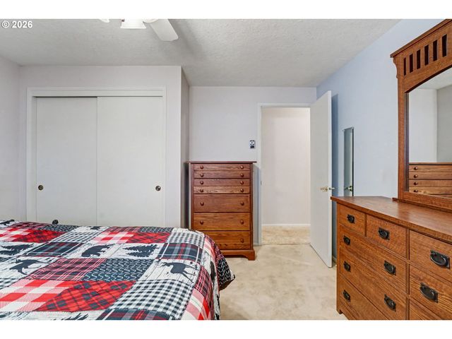 2160 SANTIAM Dr, Woodburn, OR 97071