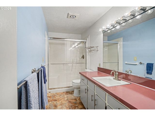 2160 SANTIAM Dr, Woodburn, OR 97071