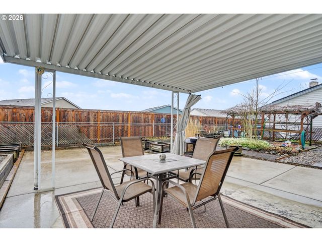 2160 SANTIAM Dr, Woodburn, OR 97071