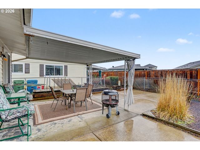2160 SANTIAM Dr, Woodburn, OR 97071