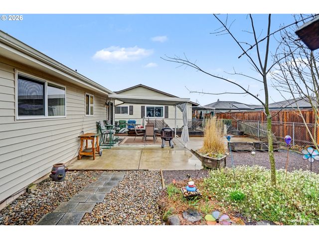 2160 SANTIAM Dr, Woodburn, OR 97071