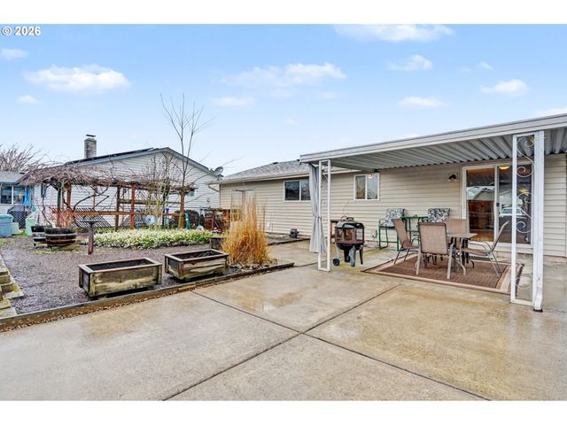 2160 SANTIAM Dr, Woodburn, OR 97071