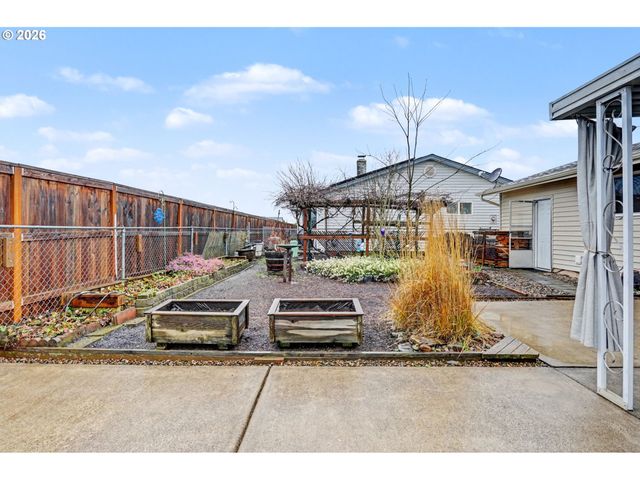 2160 SANTIAM Dr, Woodburn, OR 97071