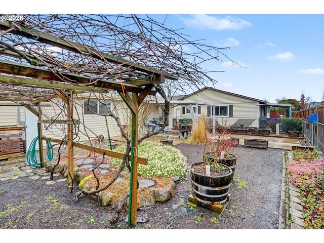 2160 SANTIAM Dr, Woodburn, OR 97071