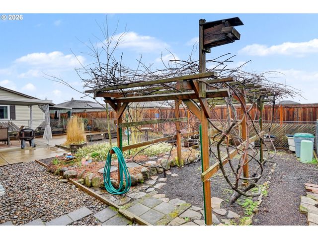 2160 SANTIAM Dr, Woodburn, OR 97071